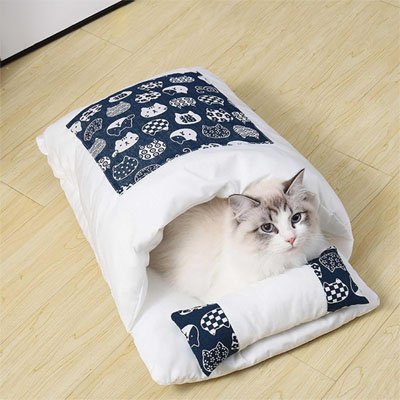 Chat gris confortablement installe dans un lit pour chat douillet Cosy Premium