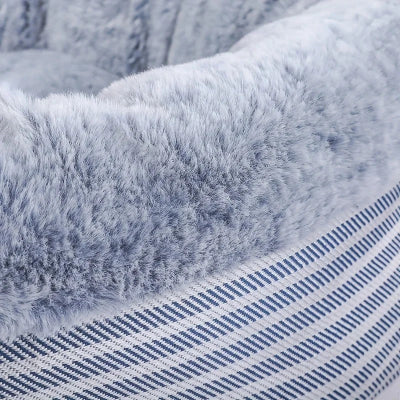Detail texture moelleuse lit pour chat semi ferme bleu avec bordure rayee
