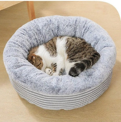 Lit pour chat en fourrure grise avec chat endormi vue d ensemble