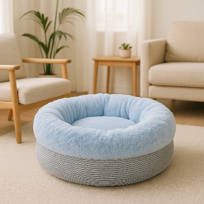 Lit pour chat semi ferme DoudouNest bleu place au salon