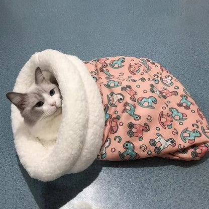 Chat-couche-dans-Panier-pour-chat-catsleepingbag-rose