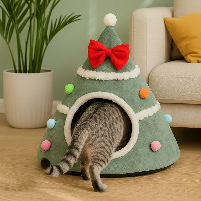 chat gris entre dans son Lit de Noel pour Chat en Forme de Sapin vert