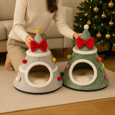 femme installe les 2 Lit de Noel pour Chat en Forme de Sapin dans le salon